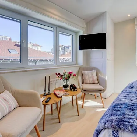 Apartment Sea-inspired Designer • Prime Location