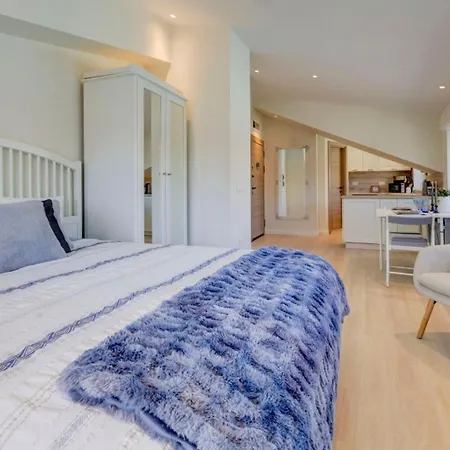 Apartment Sea-inspired Designer • Prime Location *